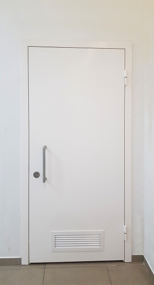 Белая противопожарная дверь с вентиляционной решеткой